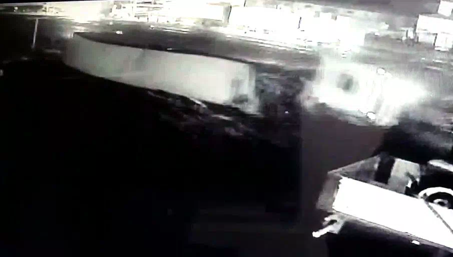 Yoğun kar yağışı kazaya neden oldu, sebze yüktü tır böyle devrildi