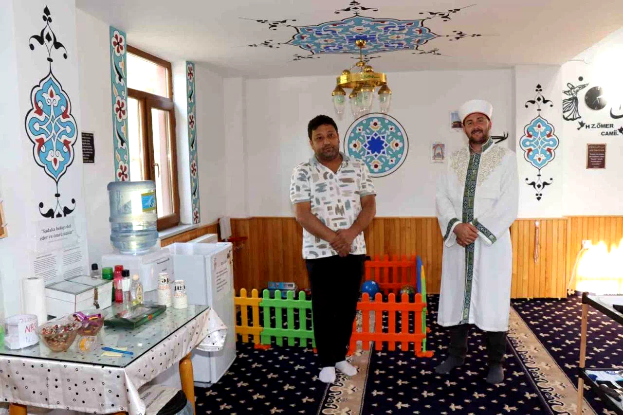 Yol kenarındaki cami yolcuların uğrak yeri
