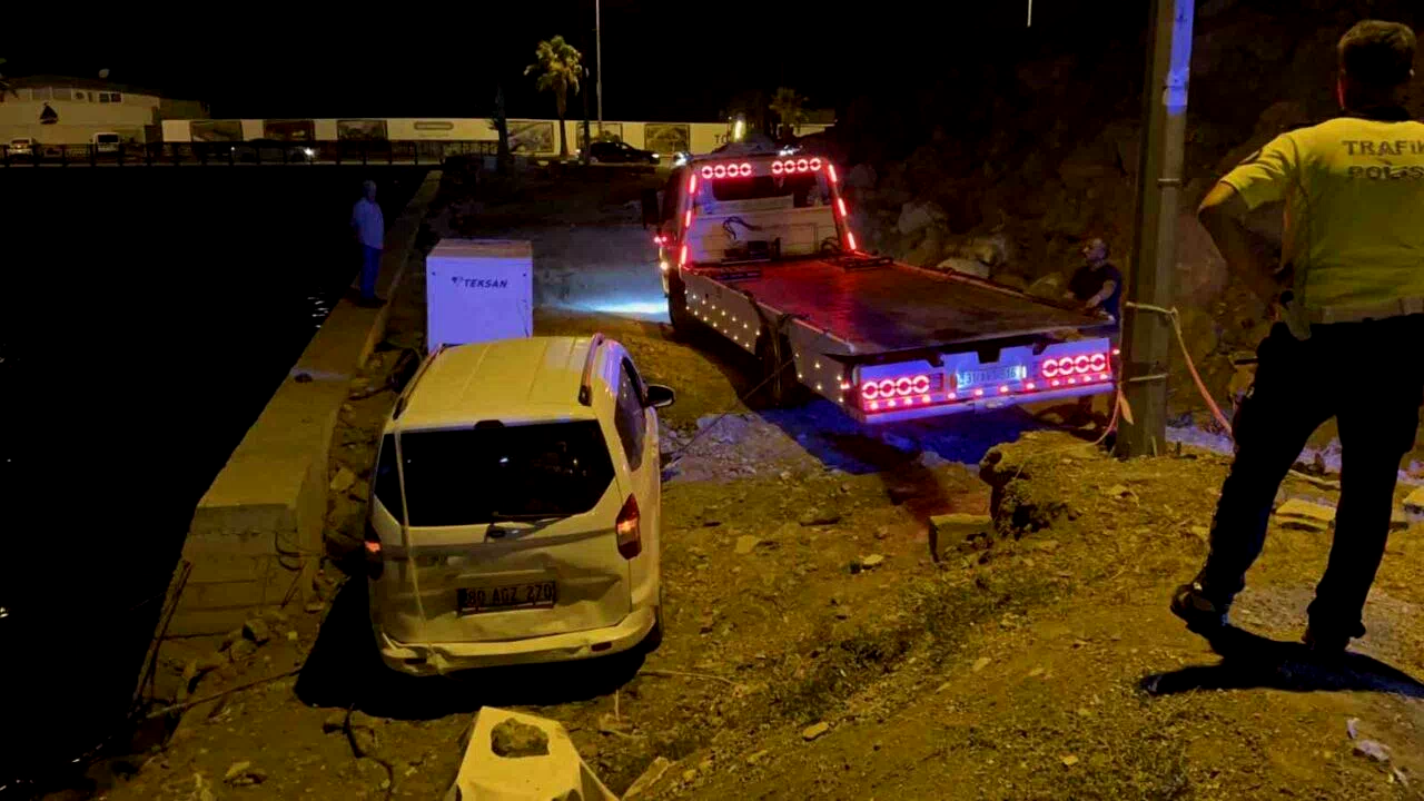 Yol sanılan bina enkazına ikinci kez araç uçtu