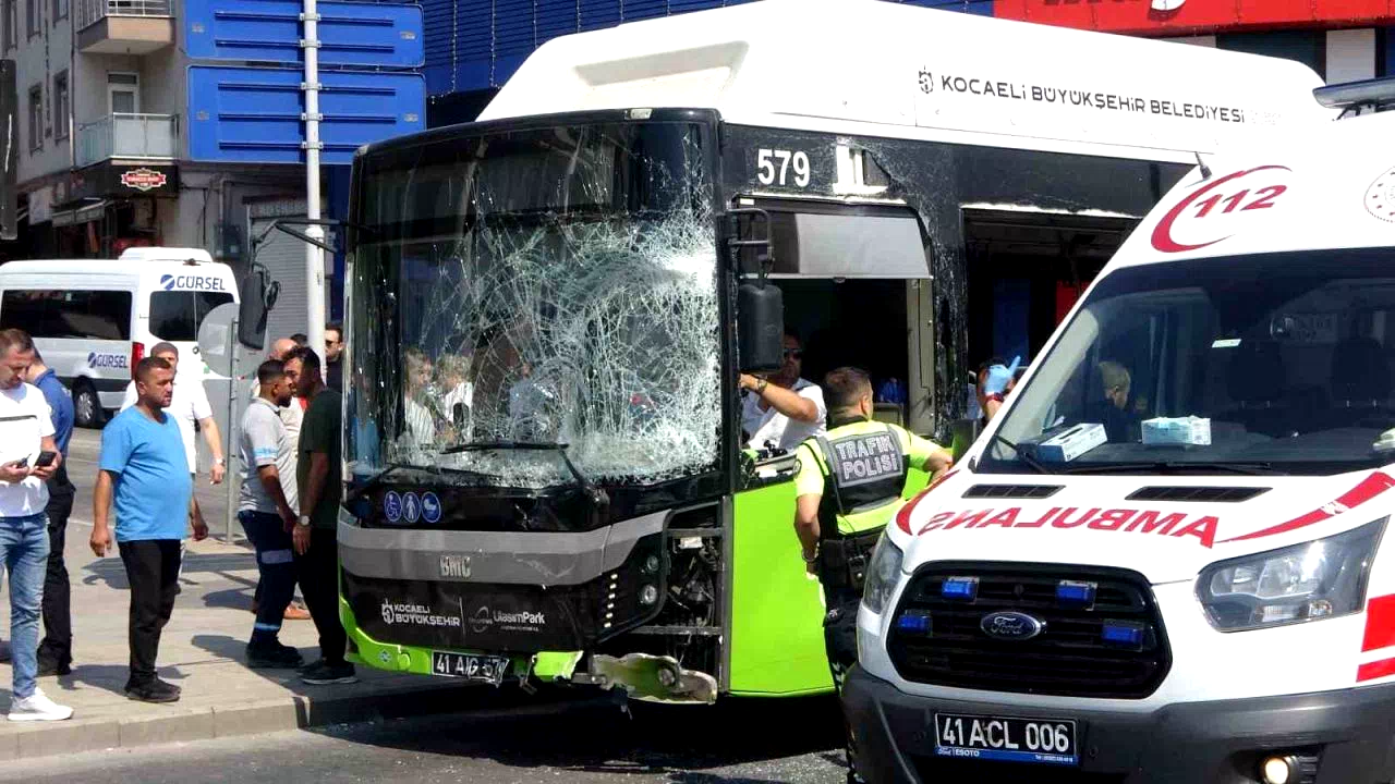 Yolcu otobüsü ile kamyonet çarpıştı: 1’i çocuk 6 yaralı
