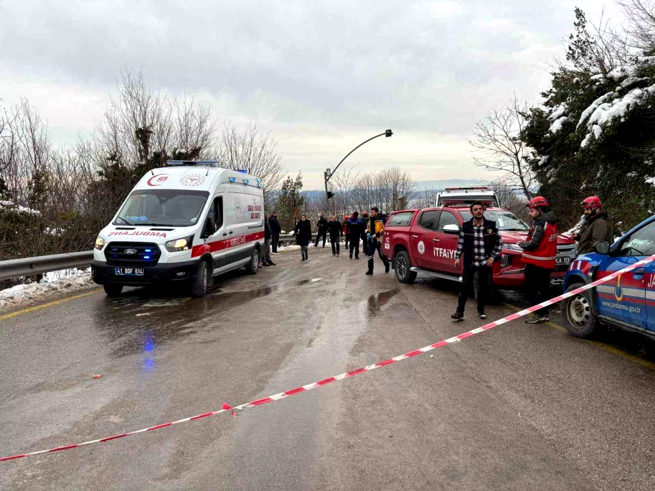 Yolcu otobüsü şarampole yuvarlandı, çok sayıda yaralı var