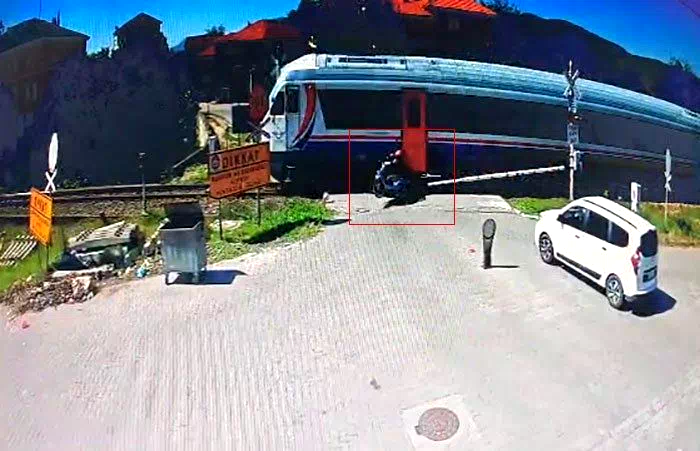 Yolcu treni hemzemin geçitte motosiklete çarptı