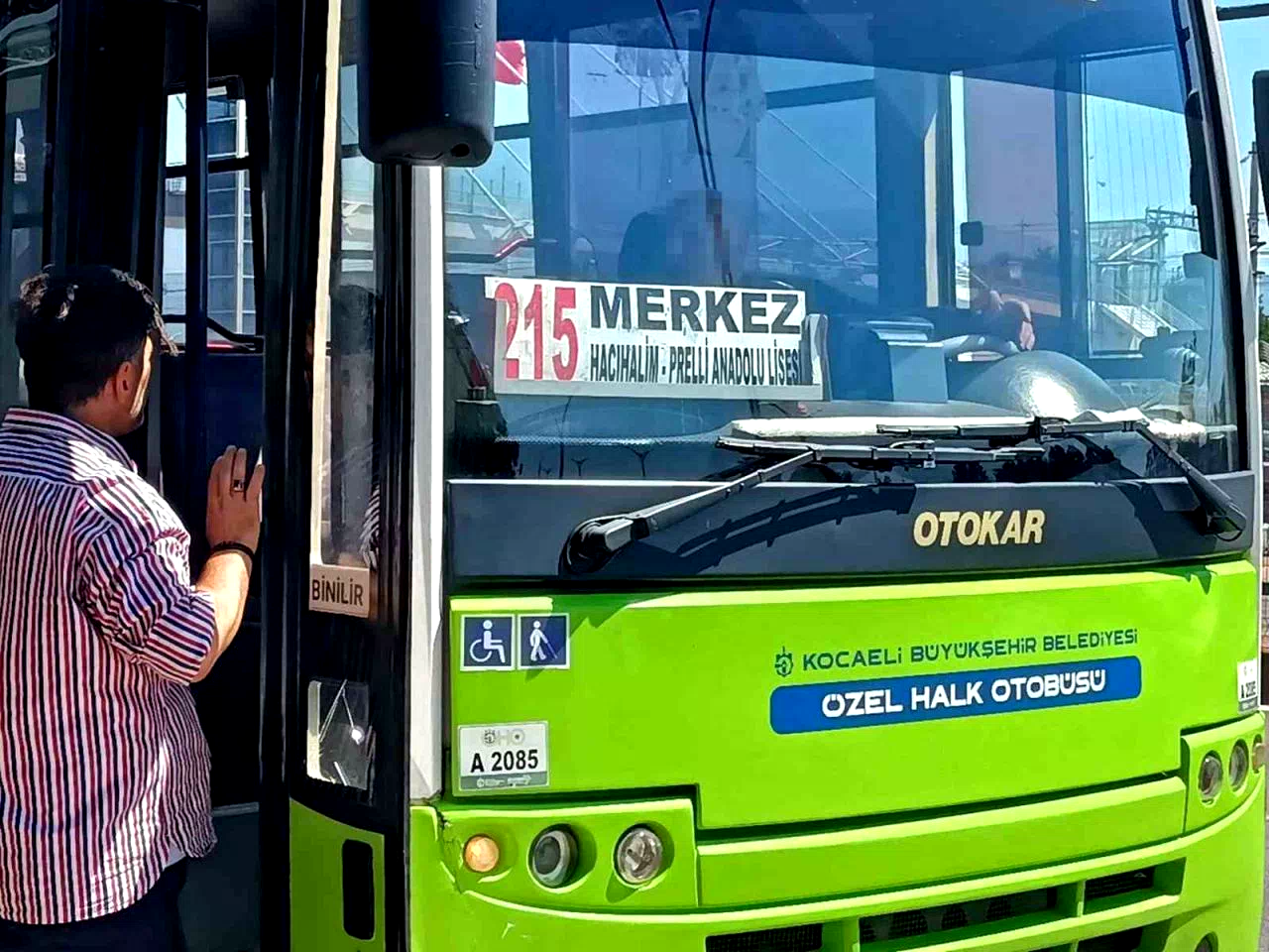Yolcuyu demir sopa aile kovaladığı iddia edilen otobüs şoförü, polis gelince bıçağını boynuna dayadı
