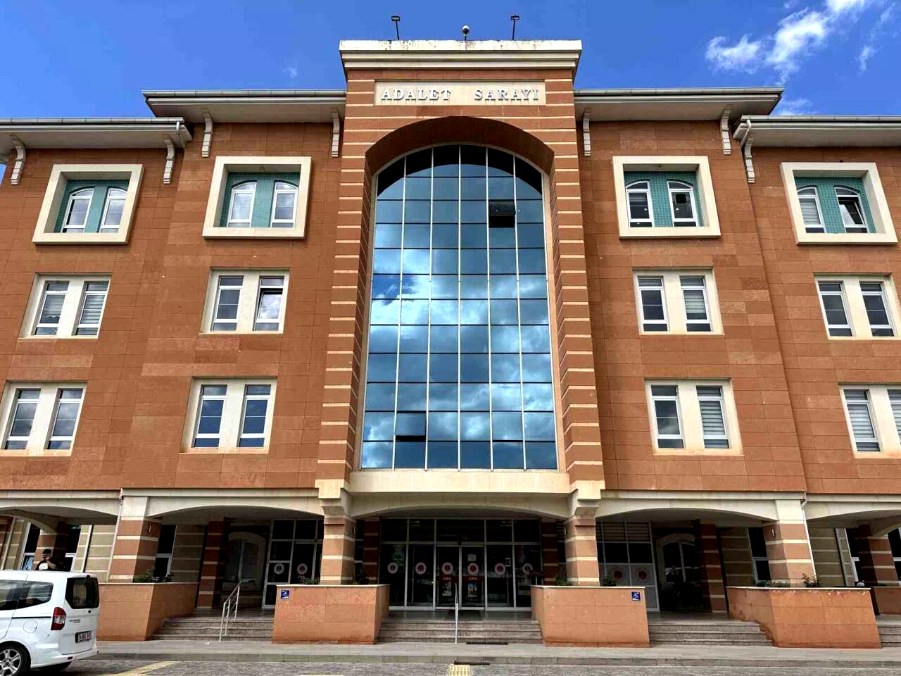 Yolda karşılaştığı çocuğu darp edip, cinsel tacizde bulunduğu iddia edilen sanığa 7 yıl 3 ay hapis cezası