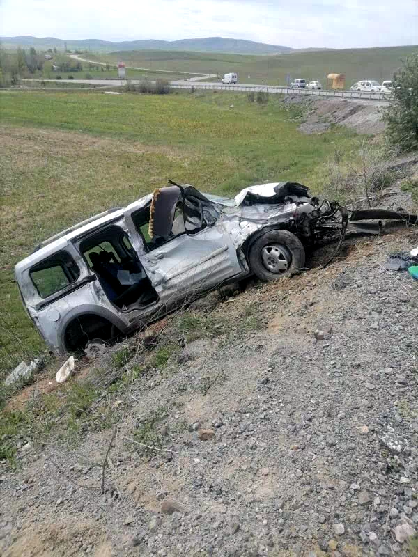 Yoldan çıkan hafif ticari araç şarampole uçtu:1 ölü