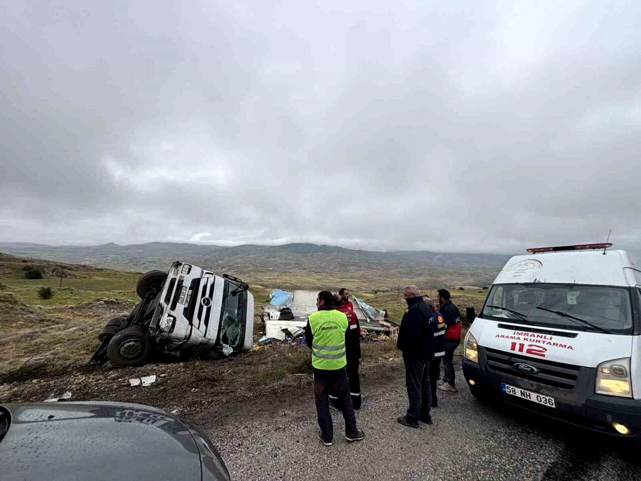Yoldan çıkan meyve yüklü tır devrildi, sürücüsü yaralandı