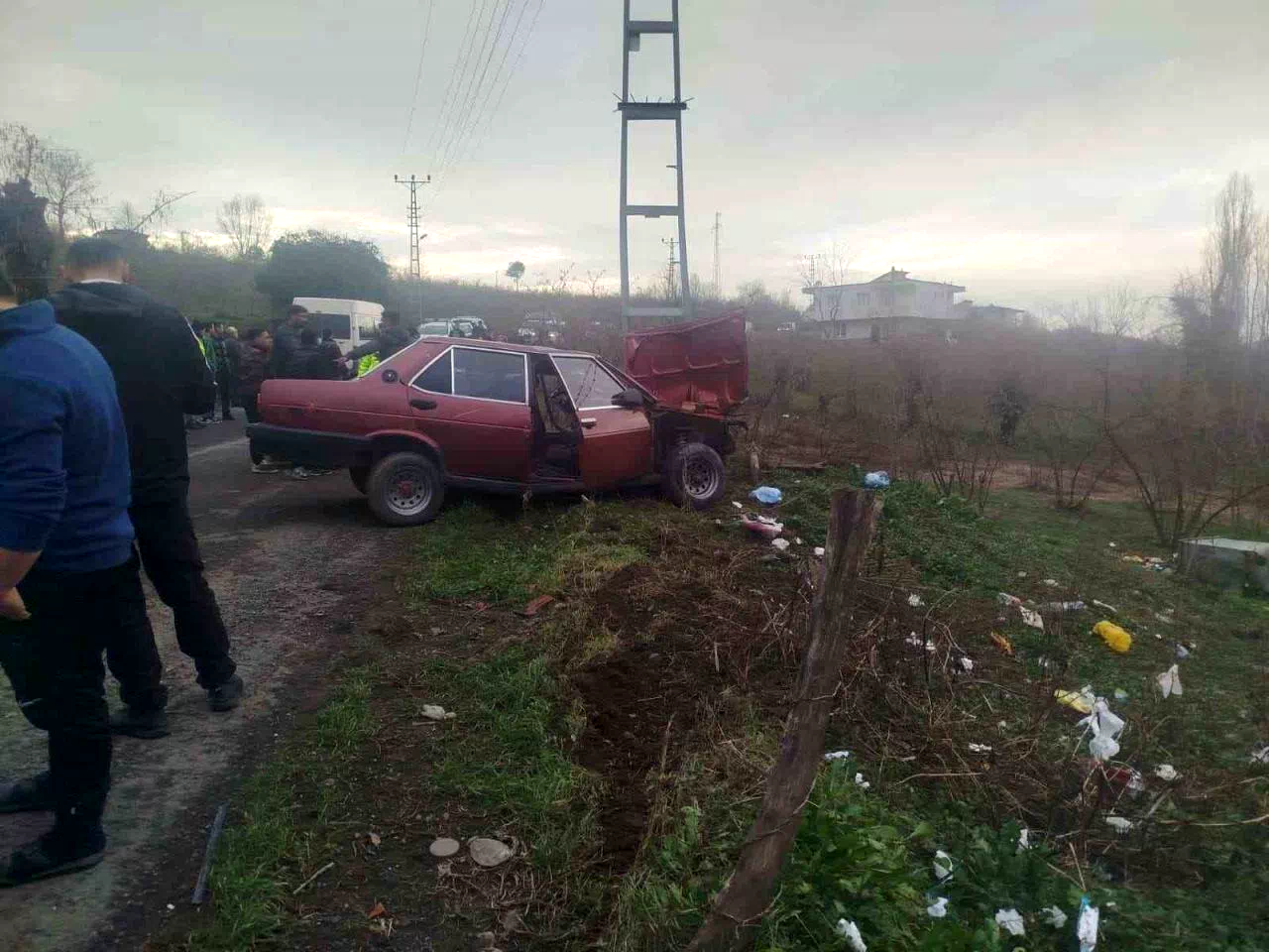 Yoldan çıkan otomobil elektrik direğine çarptı: 2 yaralı