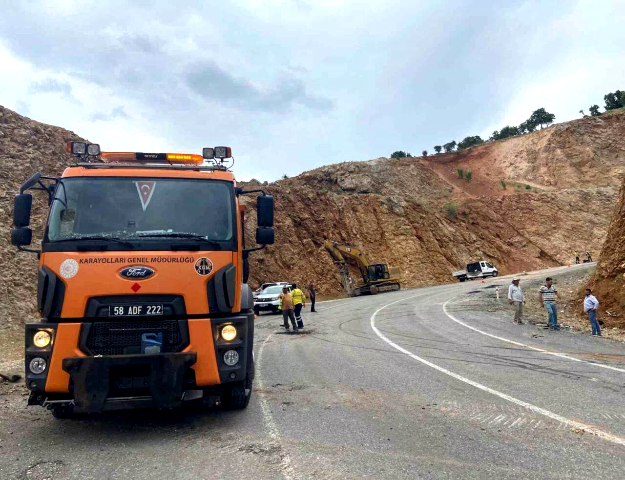Yoldan çıkan tırın üzerindeki iş makinası düştü