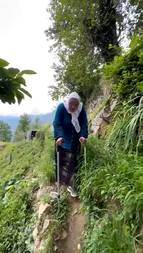 Yolu olmayınca 400 metre patika yoldan koltuk değnekleri ile yürüyor