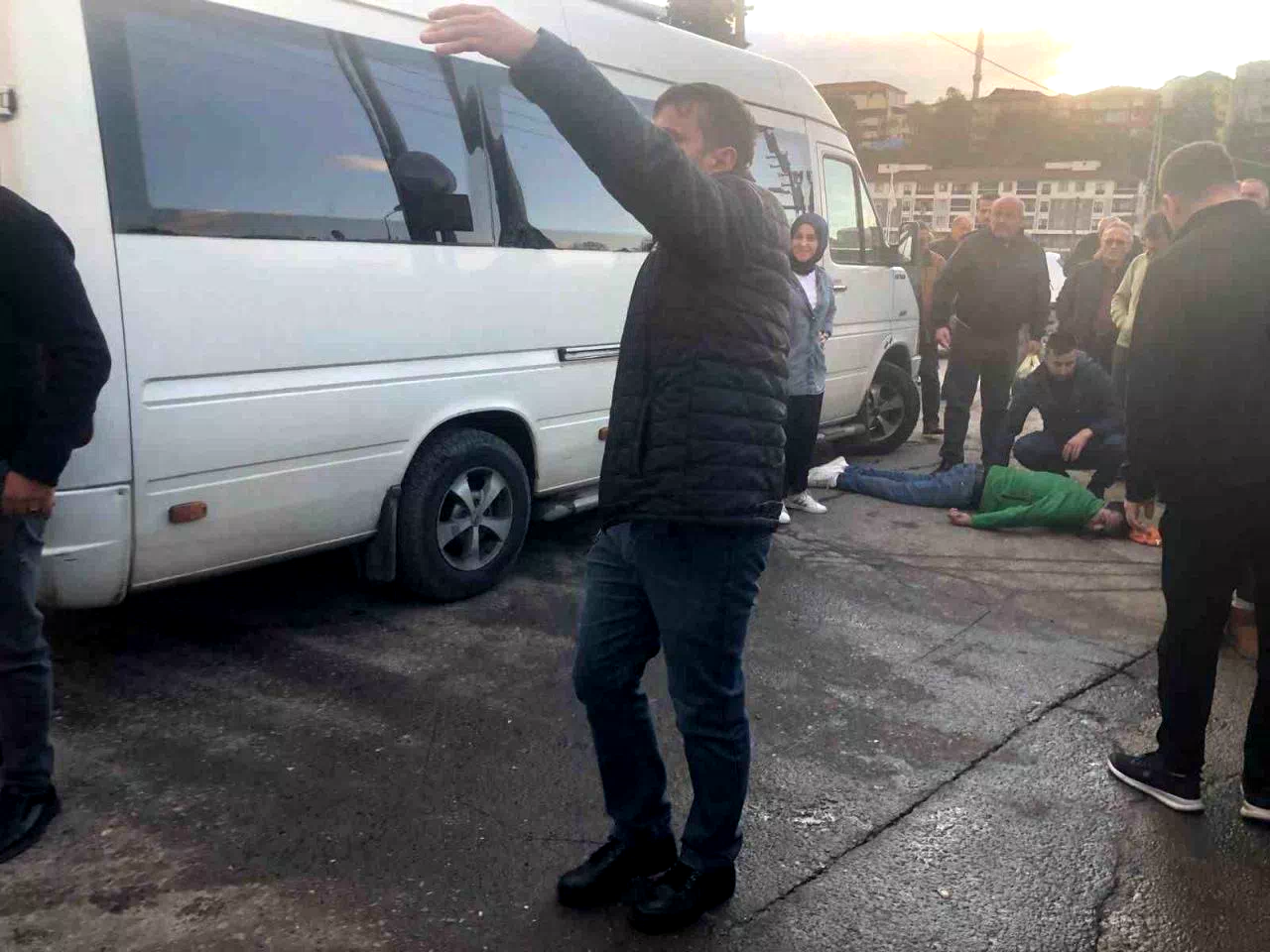 Yolun karşısına geçerken düştü, işçi servisinin çarpması sonucu hayatını kaybetti
