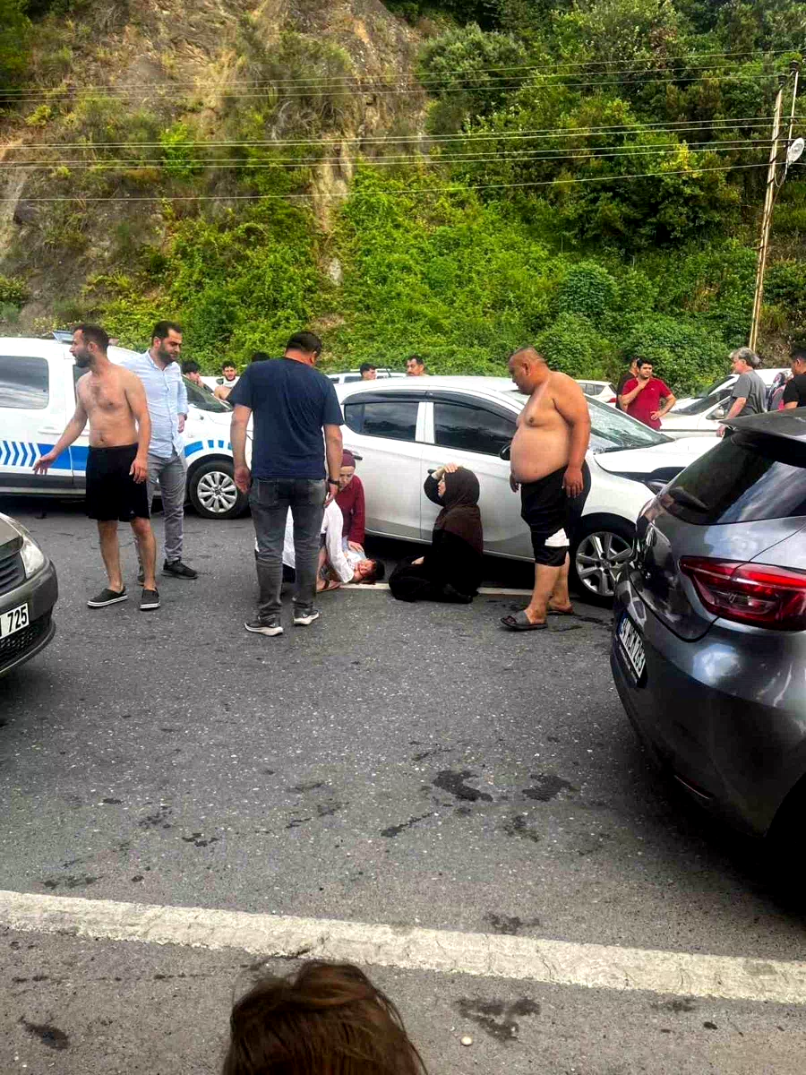 Yolun karşısına geçerken otomobilin çarptığı baba ve oğlu ağır yaralandı