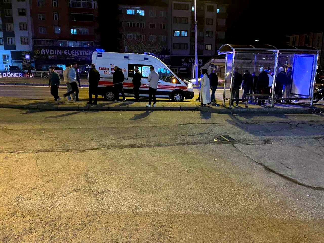 Yolun karşısına geçmek isteyen adama ambulans çarptı