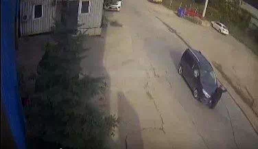 Yolun karşısına geçmek isteyen yaşlı adama aracın çarpma anı kamerada