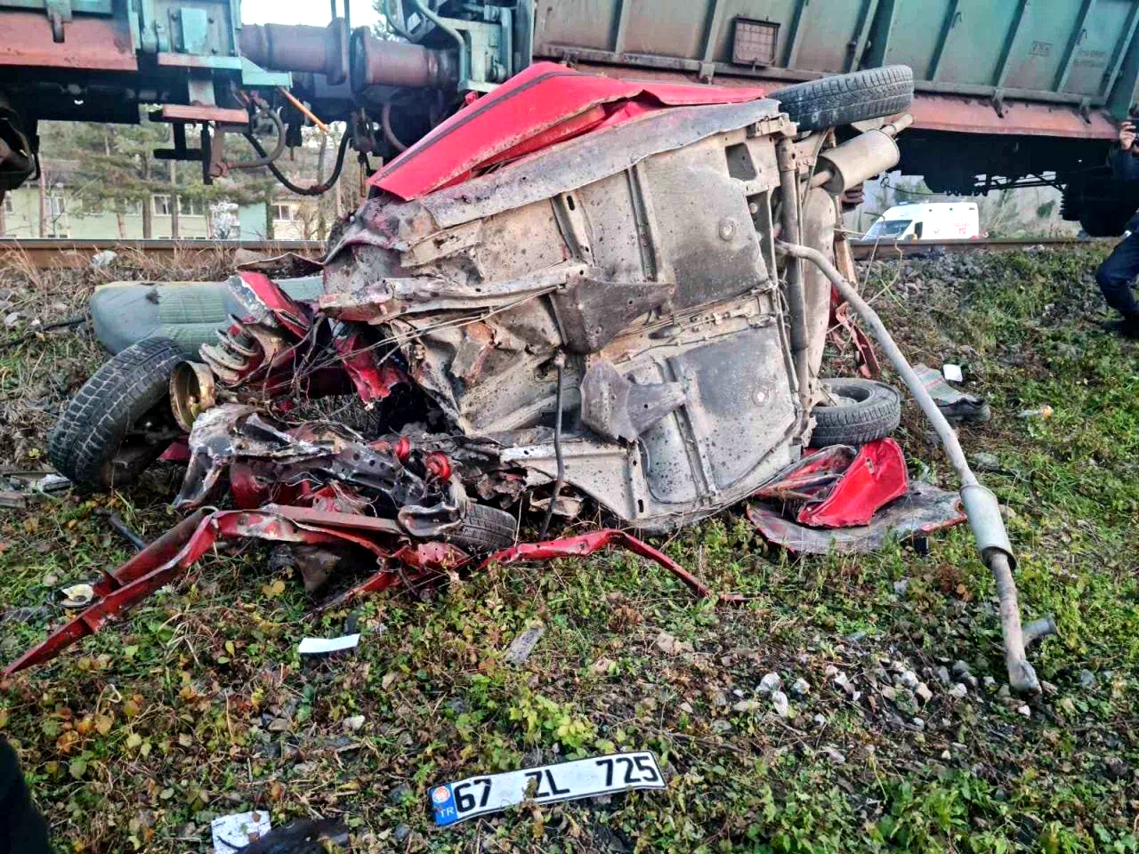 Yük treni hemzemin geçitte otomobile çarptı: 1 ölü