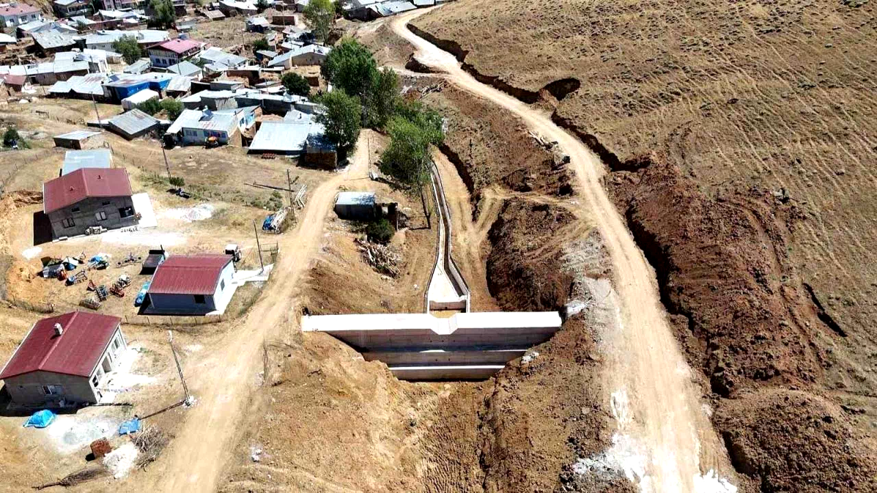 Yukarı Dikmetaş köyünde taşkın kontrol çalışmaları devam ediyor
