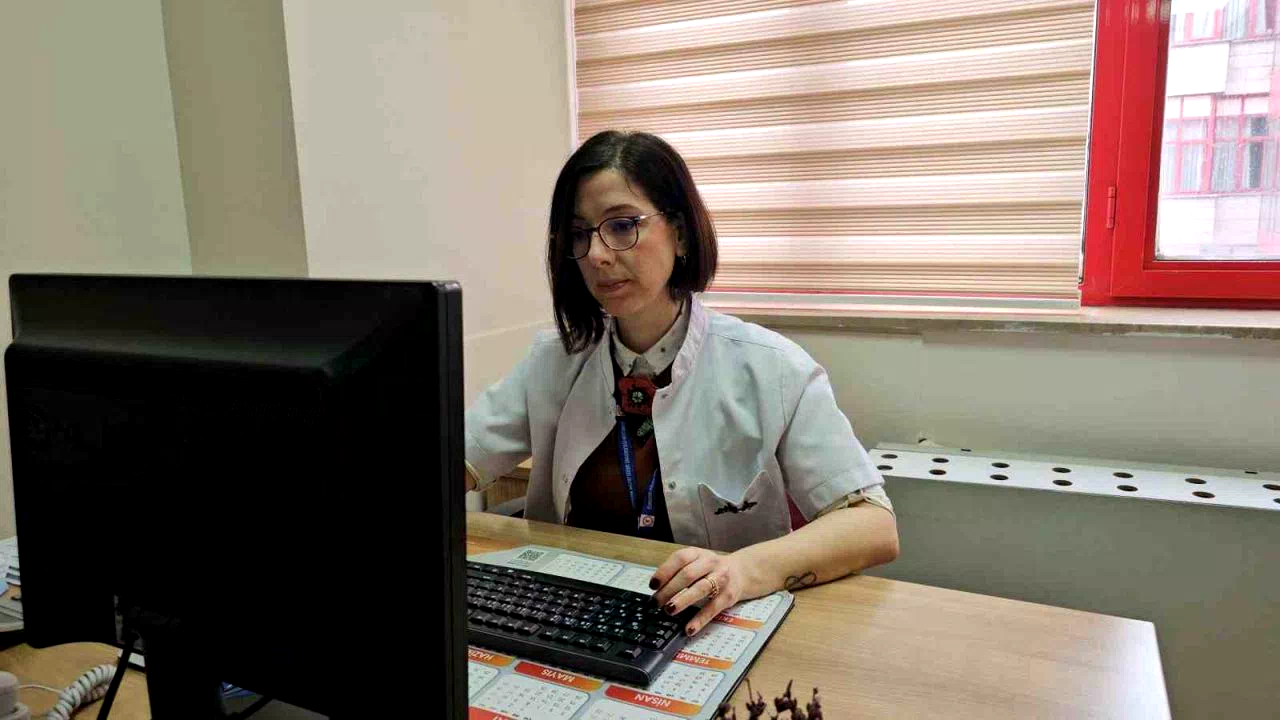 Yüksek enerjili ve işlenmiş gıdalar beynin ödül sistemini tetikleyerek hedonik açlığa yol açıyor