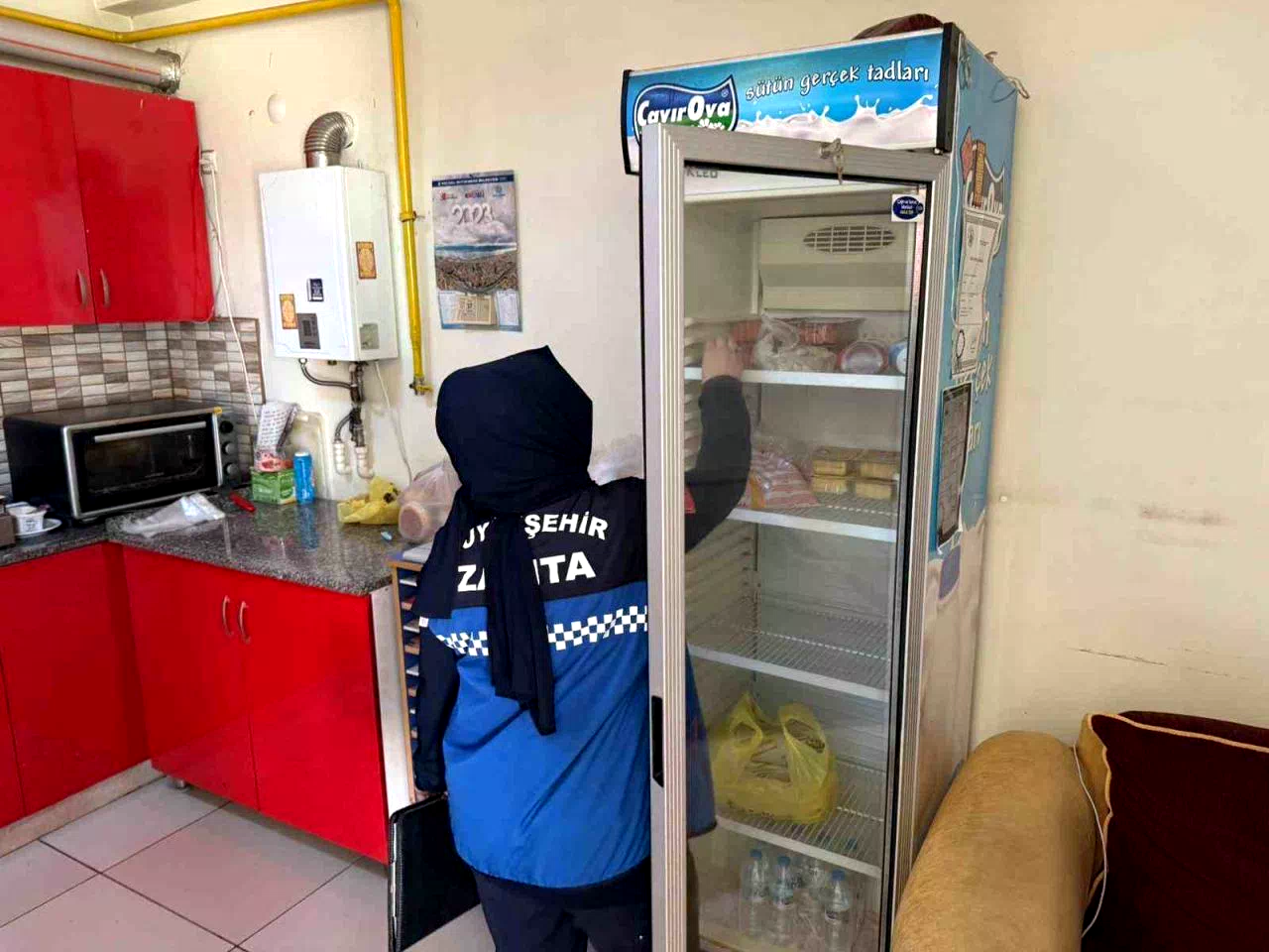 Zabıta, kantinlerdeki yasaklı ürünleri tezgahlardan kaldırdı