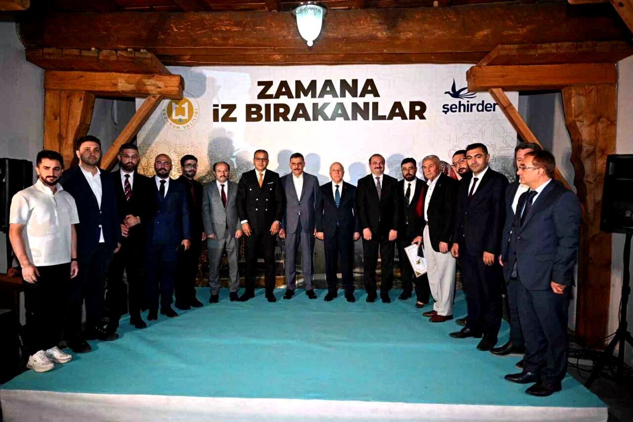 Zamana iz bırakanlara teşekkür ve plaket
