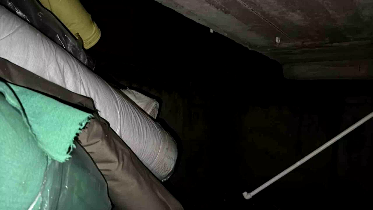 Zeytinburnu’nda 4 katlı binanın arka cephesindeki duvar yıkıldı