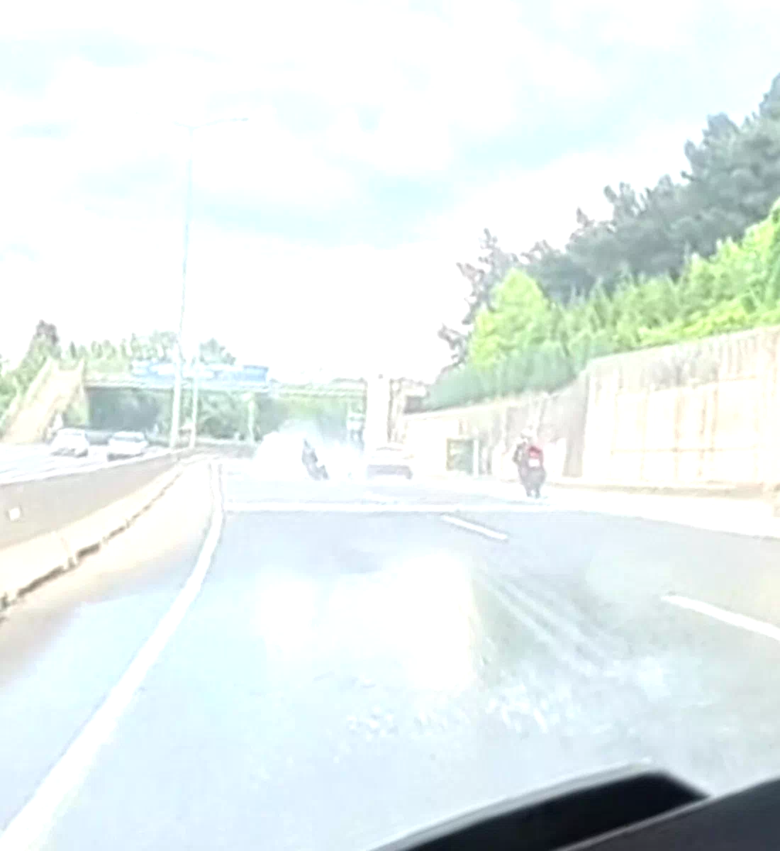 Zincirleme kaza kask kamerasına yansıdı: 3 yaralı