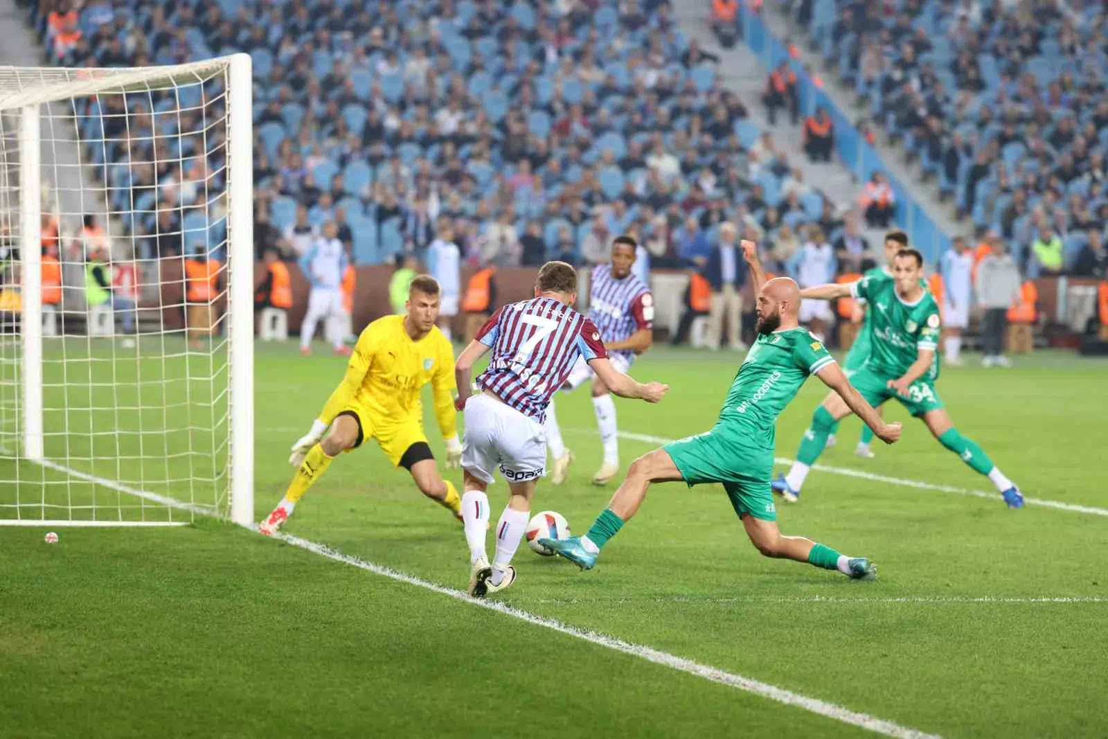 Ziraat Türkiye Kupası’nda Trabzonspor, Bodrum FK’yı uzatma dakikalarında 3-2 yenerek yarı finale yükseldi.
