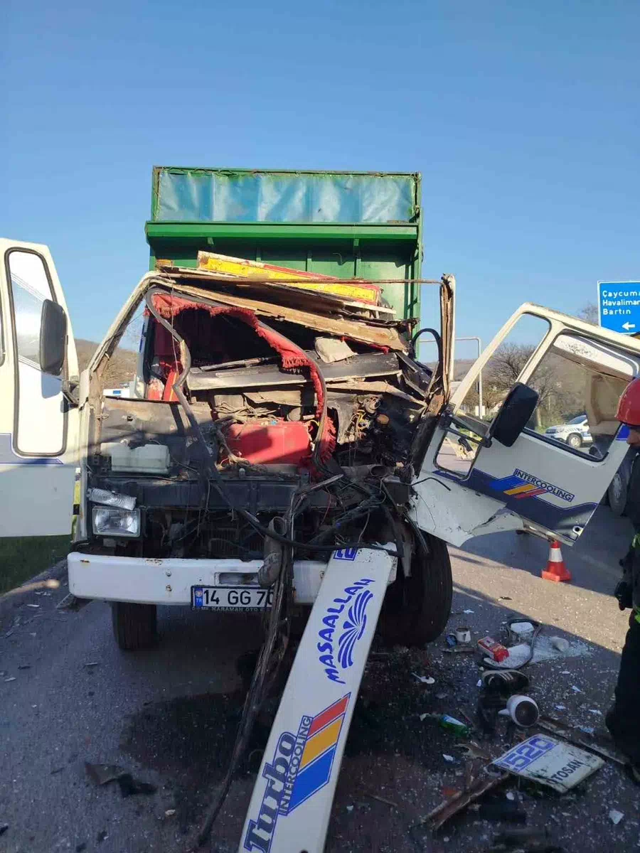 Zonguldak’ın Gökçebey ilçesinde ışık ihlali sonucu önemli kaza!