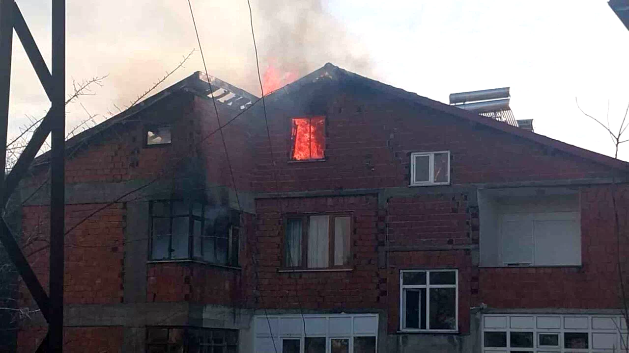 Zonguldak’ta 6 katlı binanın çatısı alev alev yandı