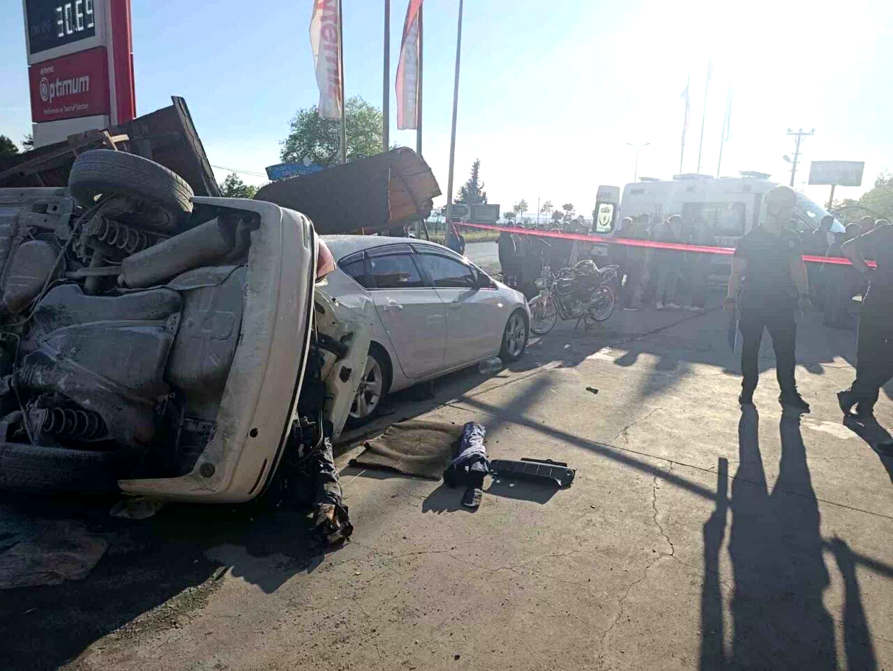 Zonguldak’ta akaryakıt istasyonuna dalan otomobil dehşet saçtı: 5’i çocuk 6 yaralı