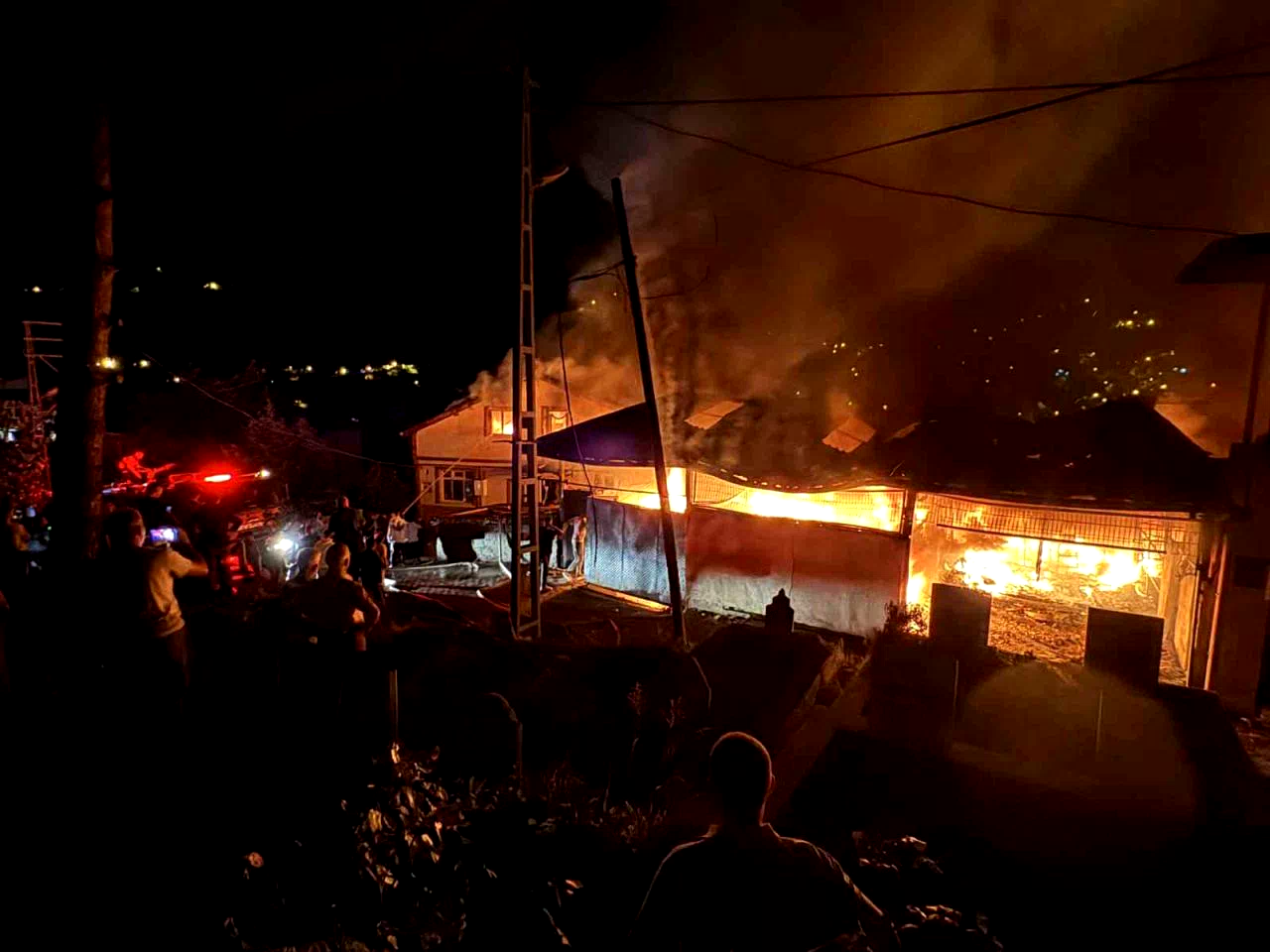 Zonguldak’ta alevler geceyi aydınlattı: 4 ev 1 yeri kullanılmaz hale geldi