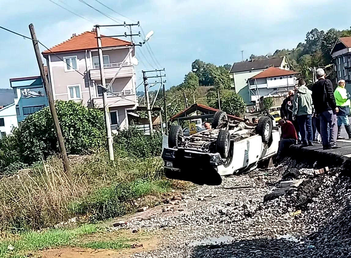 Zonguldak’ta İl Özel İdare aracı bahçeye uçtu; 1 yaralı