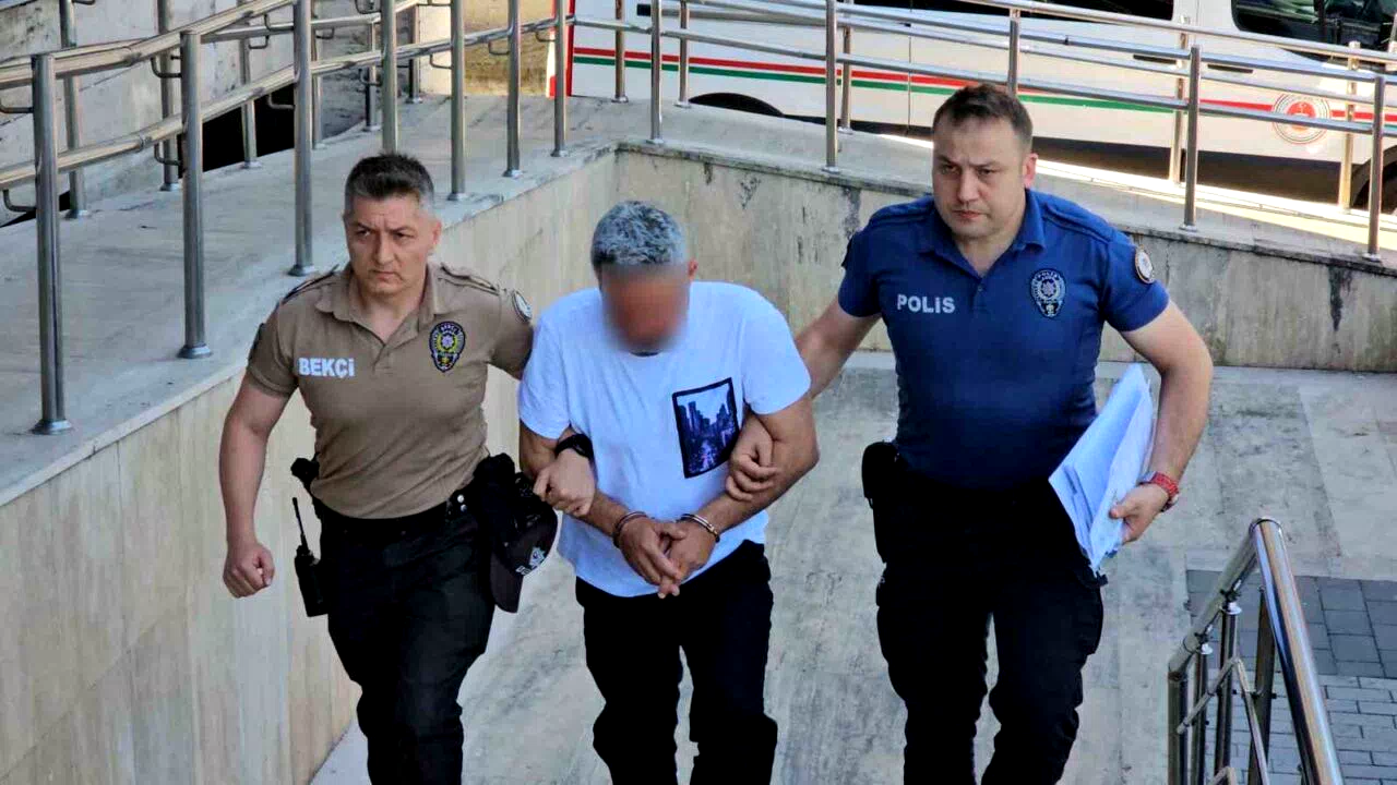 Zonguldak’ta kadın sürücüyü dikiz aynasıyla darp eden sürücü adliyeye sevk edildi