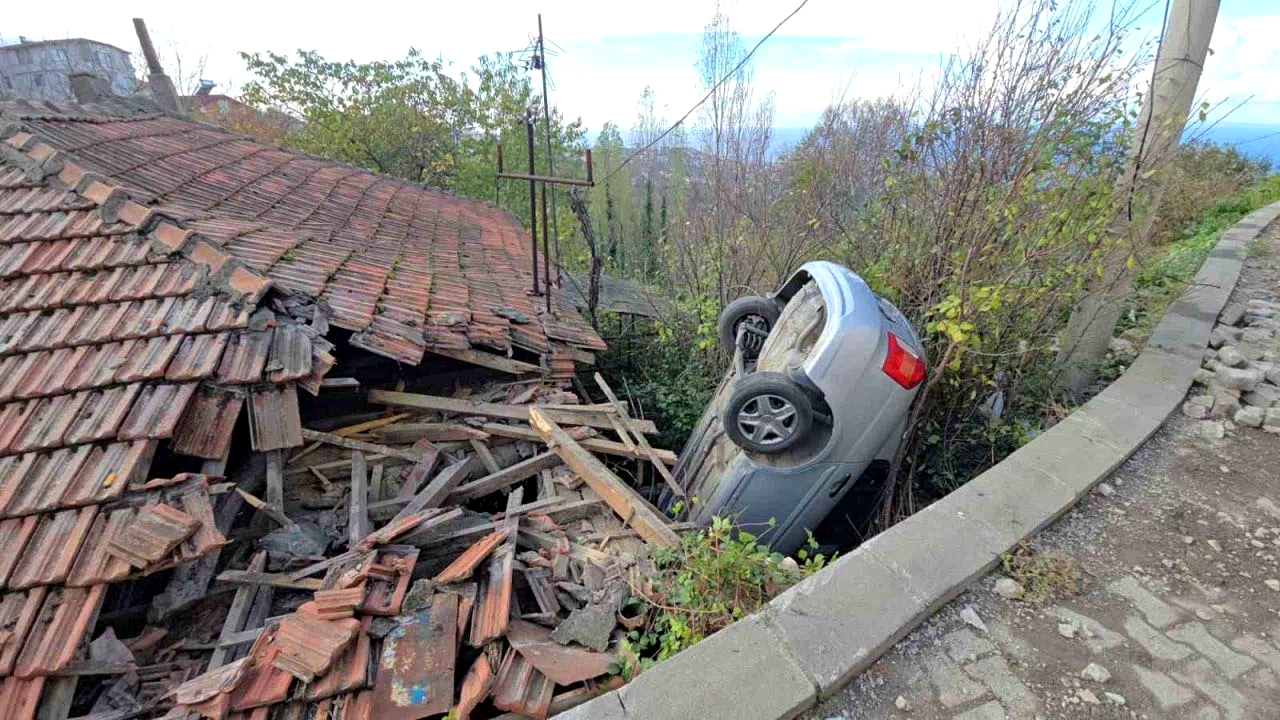 Zonguldak’ta kontrolden çıkan otomobil evin çatısına uçtu