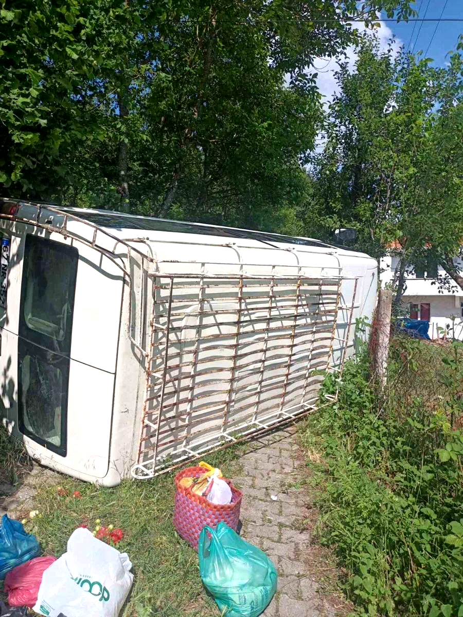 Zonguldak’ta minibüs devrildi: 3 yaralı