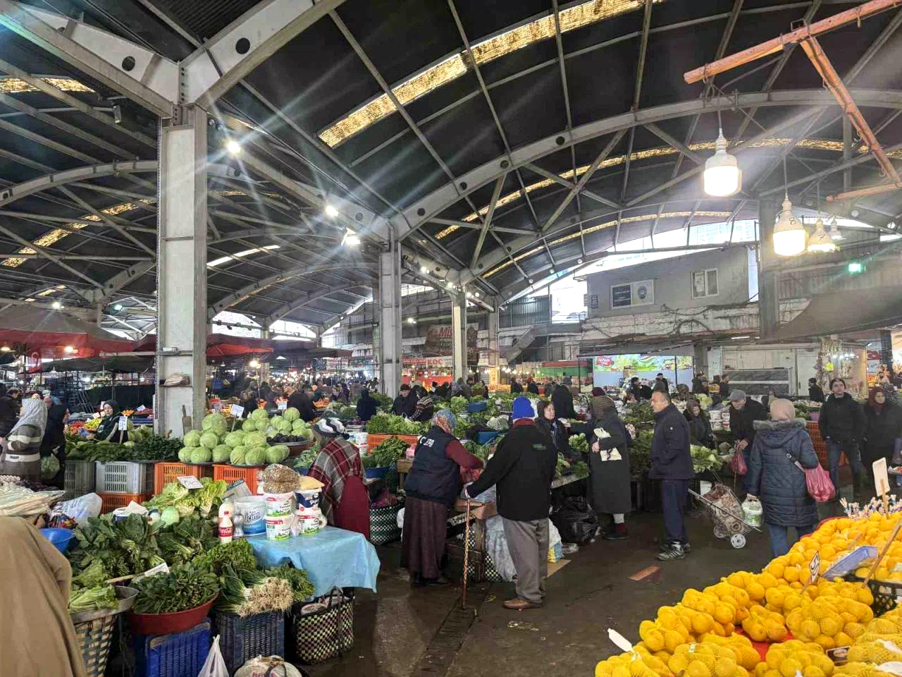 Zonguldak’ta Ramazan ayında halk pazarında fiyatlar yükseldi.
