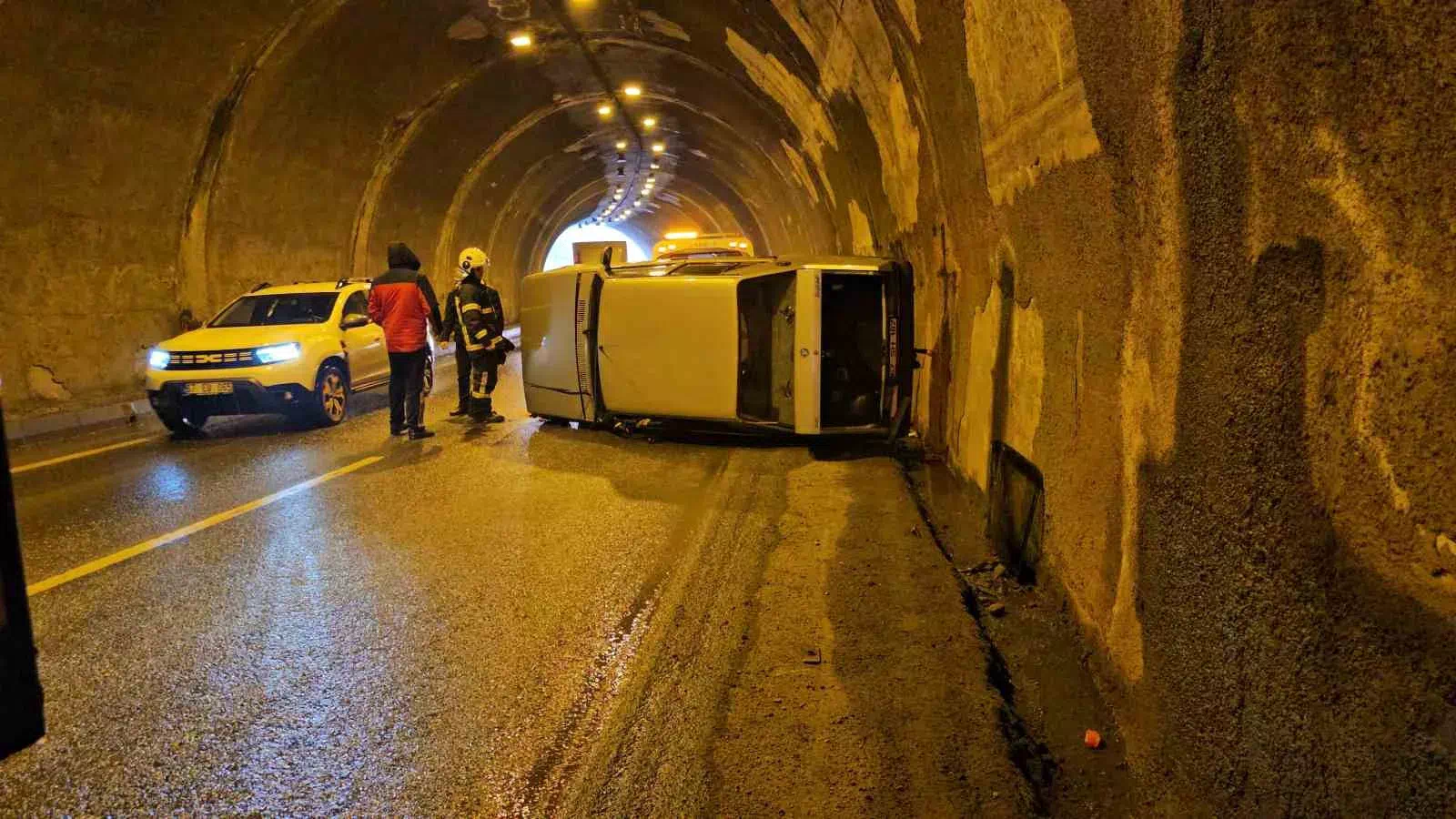 Zonguldak’ta Tünel İçinde Devrilen Fiat Tofaş Otomobilde Sürücü Yaralandı.
