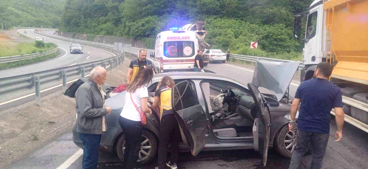 Zonguldak’ta virajı alamayan araç kaza yaptı: 2 yaralı