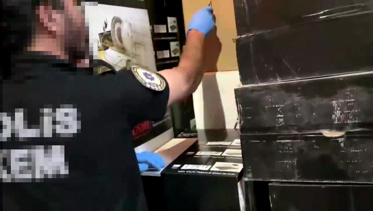 Züccaciye ürünlerinin arasında 35 bin paket kaçak sigara ele geçirildi