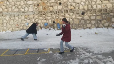 Bayburt Şair Zihni İlkokulu öğrencileri, Okul önünde kar topu oynayarak