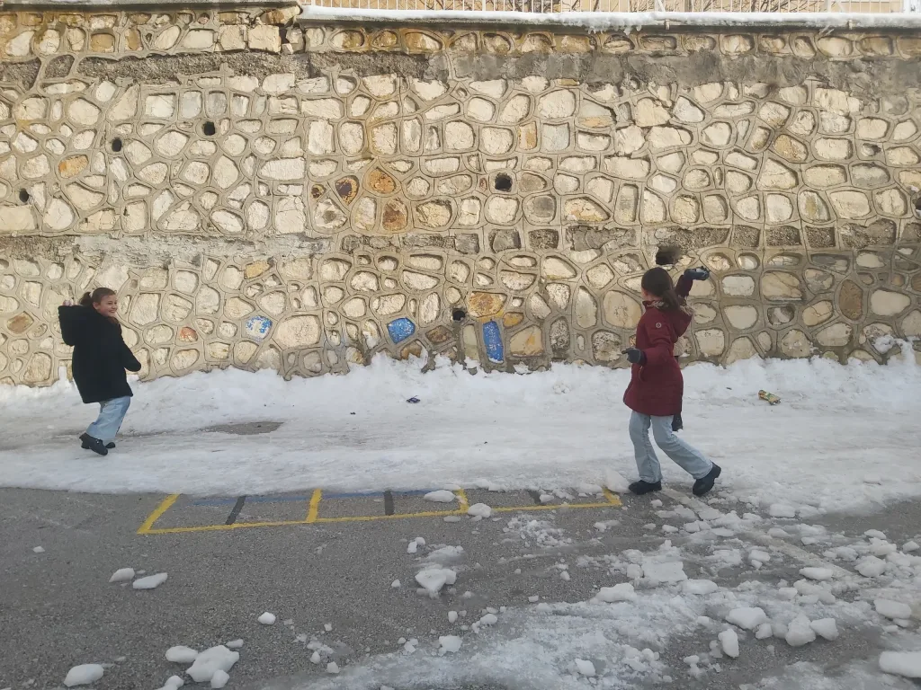 Bayburt Şair Zihni İlkokulu'nda Kar Topu Eğlencesi