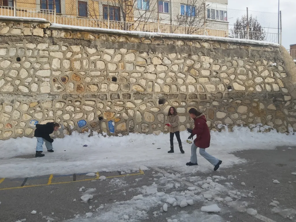 Bayburt Şair Zihni İlkokulu'nda Kar Topu Eğlencesi