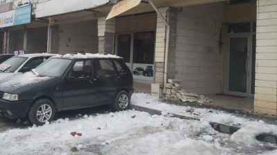 Bayburt'ta hava sıcaklıklarının düşmesiyle birlikte çatılarda biriken kar kütleleri tehlike