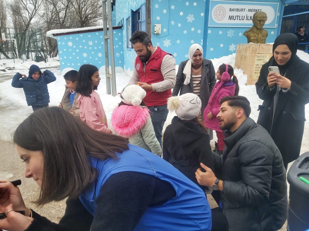 Gençlik Merkezi'nden Mutlu Köyüne Ziyaret: Genç Gönüller Çocuklarla Buluştu