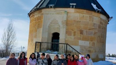 Bayburt'ta bir gurup öğrenci okullarına ismi verilen Şehit Nevzat Kaya'nın
