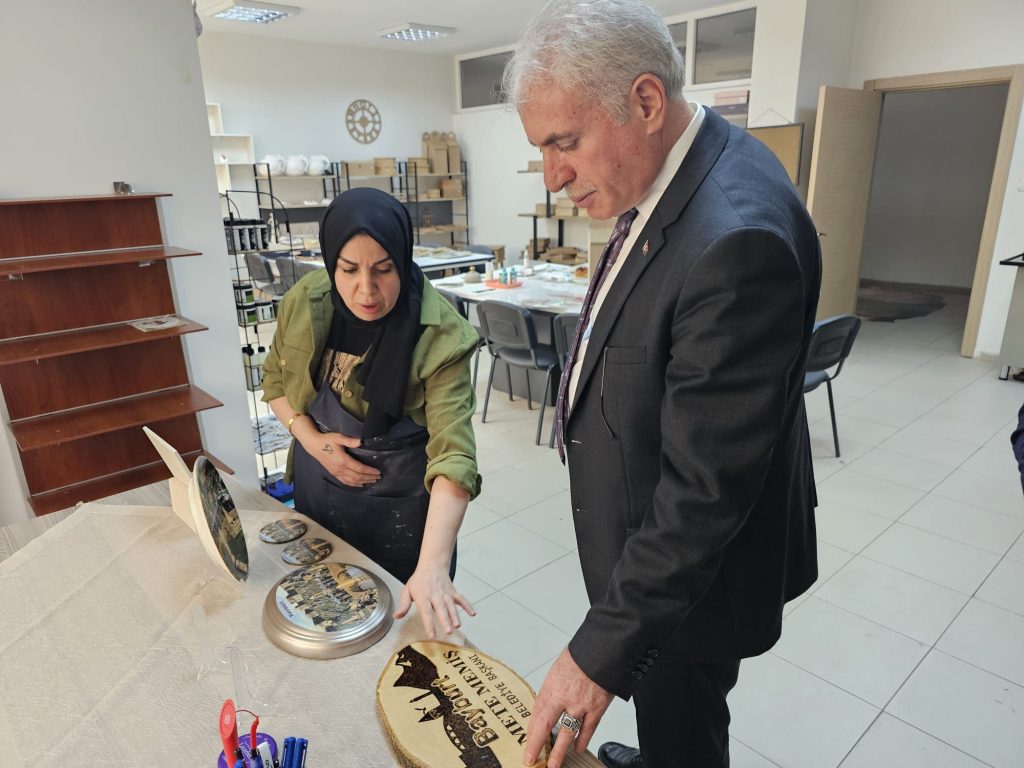 Mete Memiş, Aile Yaşam Merkezi'ne ziyarette bulundu.