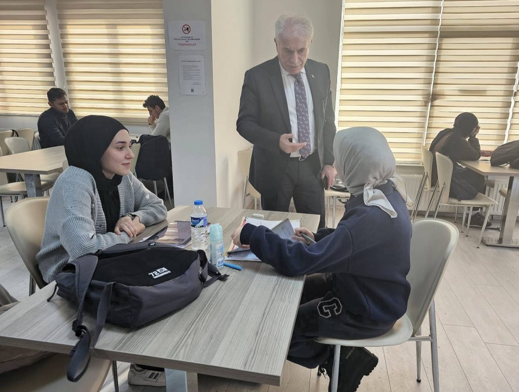 Mete Memiş, Aile Yaşam Merkezi'ne ziyarette bulundu.