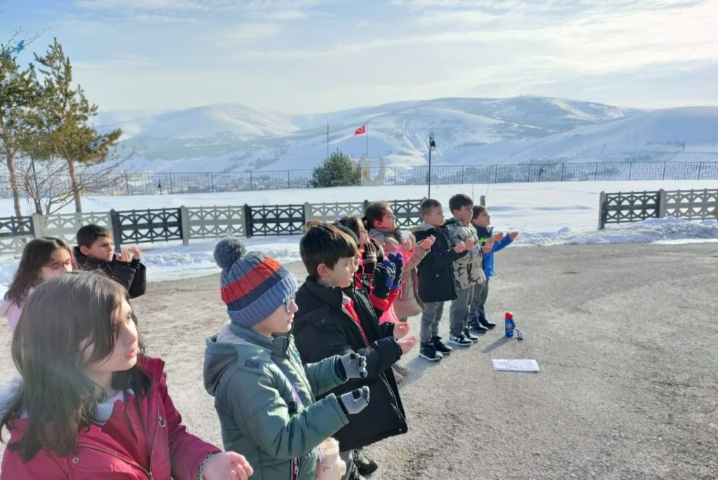 Şehitler Tepesi boş değil...