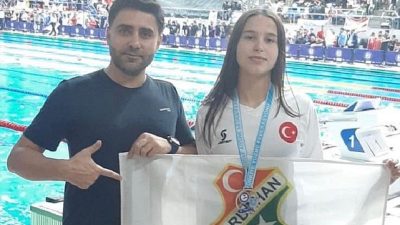 Bursa’da düzenlenen yarışmada altın madalya kazanan Ela Göksu Ant’ın başarısı,