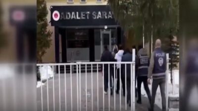 Operasyonda yakalanan 7 düzensiz göçmen de geri gönderilmek üzere yetkililere