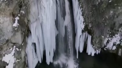 Bayburt’ta bulunan Sırakayalar Şelalesi, dondurucu soğukların etkisiyle buz tutarak muhteşem