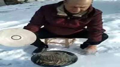 Bayburt’ta eksi 10 derece hava koşullarında Bilgehan Sancar, taze hamsileri